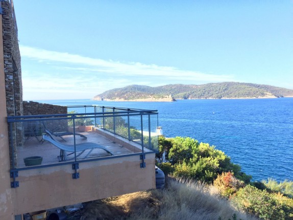 EN IMAGES. A vendre : villa contemporaine sur l'île du Levant