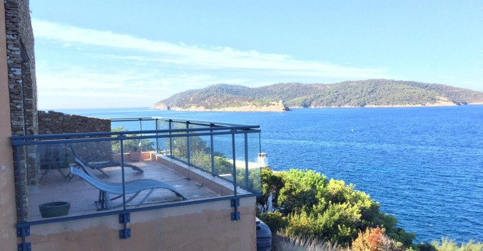 EN IMAGES. A vendre : villa contemporaine sur l'île du Levant