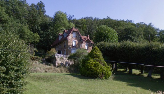 Ils louent une maison sur Airbnb et découvrent un cadavre dans le jardin