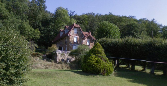 Ils louent une maison sur Airbnb et découvrent un cadavre dans le jardin