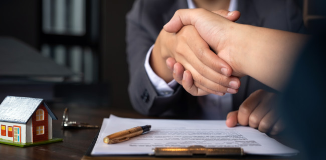 Que contient un contrat de vente en immobilier neuf ?