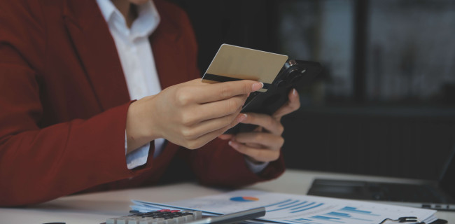 Comment déposer des espèces dans une banque en ligne ?