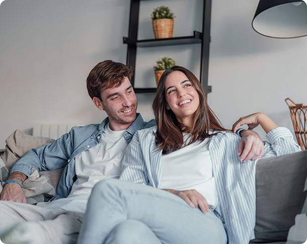 Couple comparant le co&ucirc;t de son assurance de pr&ecirc;t immobilier