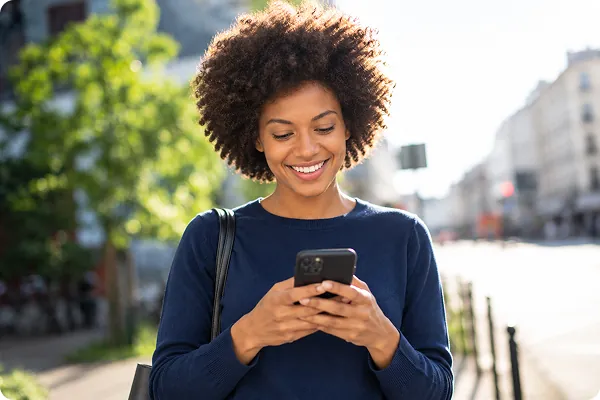 Cliente consultant sa banque en ligne sur son smartphone