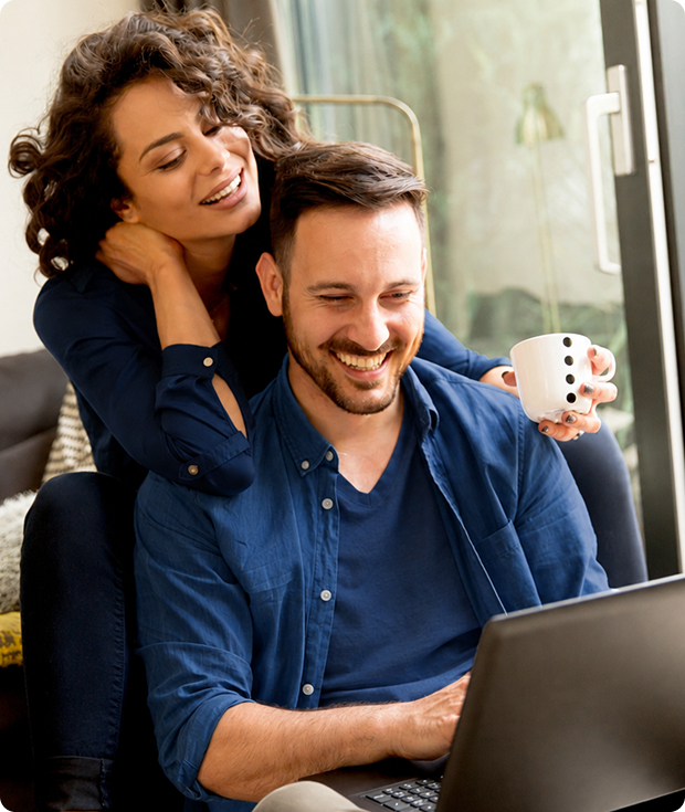 Couple consultant les offres de crédit à la consommation