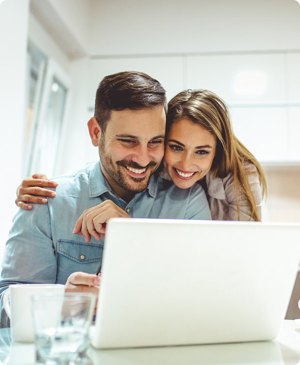 Couple consultant des offres de rachat de cr&eacute;dits