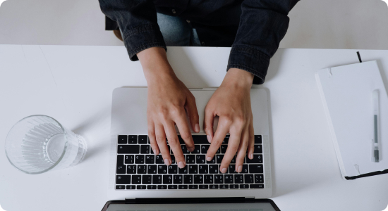 L’équipe éditoriale de BoursedesCrédits au travail