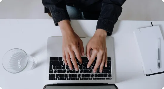 L’équipe éditoriale de BoursedesCrédits au travail