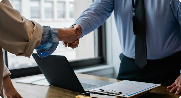 Deux collaborateurs de BoursedesCrédits se serrant la main